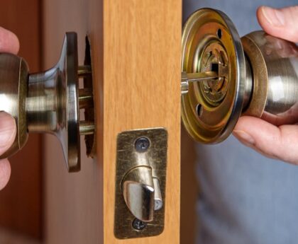 how to install a door knob