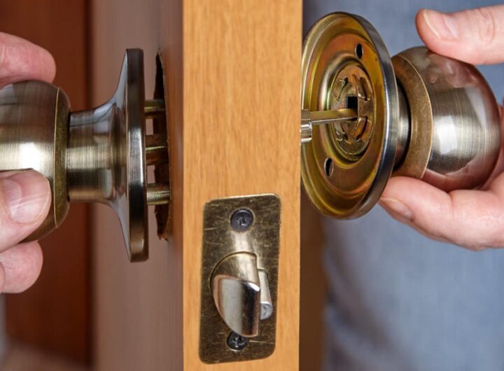 how to install a door knob
