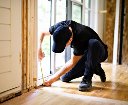 How do you fix a sagging storm door handle?